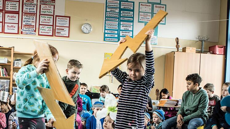 Proben-Endspurt: Schülerinnen und Schüler der Grundschule Coburg-Neuses üben für ihr Moldau-Projekt.Foto: Jochen Berger