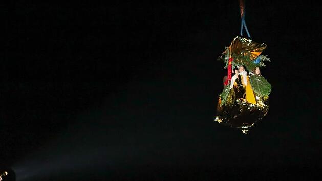 Kein Ufo &uuml;ber Bischberg, sondern nur der Nikolaus, der vom Nachthimmel herabfliegt. Foto: Barbara Herbst