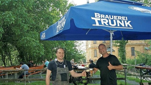 Andreas Trunk (links) und der Gast Helmut Gomar aus Lichtenfels genießen ein Bier der Brauerei Trunk.  Fotos: Corinna Tübel