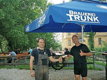 Andreas Trunk (links) und der Gast Helmut Gomar aus Lichtenfels genießen ein Bier der Brauerei Trunk.  Fotos: Corinna Tübel