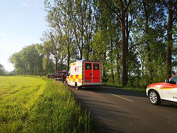 Im Kreis Kulmbach hat ein Mann das Gleichgewicht auf seinem Rad verloren und ist in einen Graben gefallen. Ersthelfer zogen ihn aus dem Wasser.