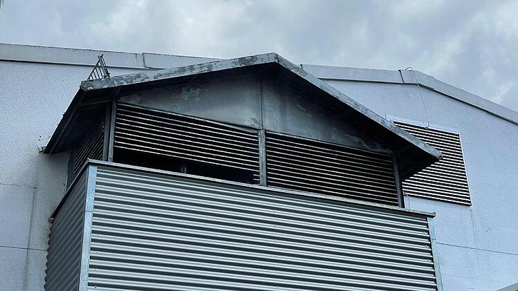 Wirsberg: Brand in Firma sorgt f&uuml;r Gro&szlig;einsatz - Zahlreiche Feuerwehren k&auml;mpfen gegen Flammen