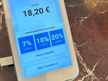 Trinkgeldoptionen auf dem Display eines Kartenleseger&auml;ts