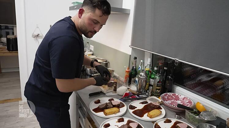 Routiniert richtet Jonathan seine Pommes Anna mit Kalb und Rind an.