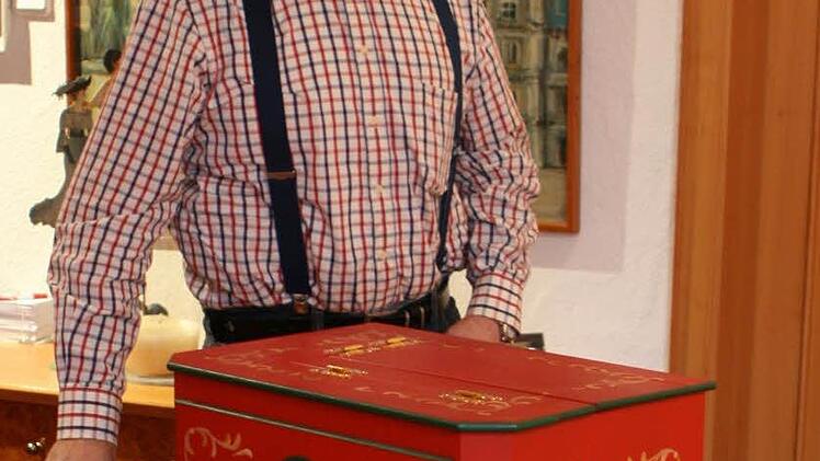 Sein Mußestück: Max-Peter Carl an seiner Leierorgel, die er sich zum 50. Geburtstag gewünscht hat und auf der er auch ab und zu öffentlich spielt.