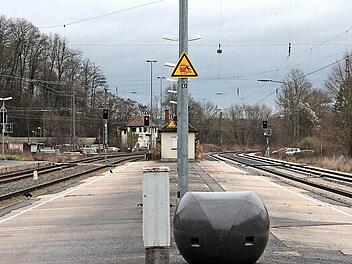 Links liegt Gleis 3, rechts Gleis 2. Die Bahn will vorerst nur den linken Bahnsteig auf die erforderliche ICE-Länge von 410 Metern ausbauen. Angehoben werden aber beide. Und: Es werden zwei Aufzüge zu den Gleisen 2/3 sowie 4/5 gebaut. Mehr ist derzeit nicht vorgesehen. Foto: Simone Bastian