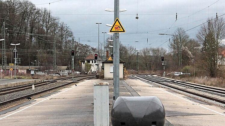 Links liegt Gleis 3, rechts Gleis 2. Die Bahn will vorerst nur den linken Bahnsteig auf die erforderliche ICE-Länge von 410 Metern ausbauen. Angehoben werden aber beide. Und: Es werden zwei Aufzüge zu den Gleisen 2/3 sowie 4/5 gebaut. Mehr ist derzeit nicht vorgesehen. Foto: Simone Bastian