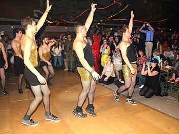 Das Männerballett "The sexy eight" heizte mit ihrem Tanz die Stimmung in der Untersiemauer Schulturnhalle noch so richtig an. Foto: Michael Stelzner