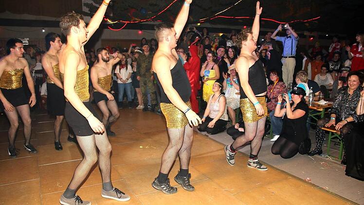 Das Männerballett "The sexy eight" heizte mit ihrem Tanz die Stimmung in der Untersiemauer Schulturnhalle noch so richtig an. Foto: Michael Stelzner