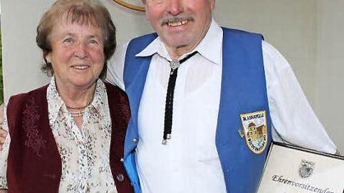 Rudi M&auml;nnlein, hier mit seiner Frau Kathinka, freut sich &uuml;ber die Ernennung zum Ehrenvorsitzenden der Blaskapelle Niedermirsberg.