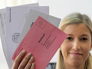 Immer mehr Wähler stimmen per Post ab: Die stellvertretende Wahlleiterin Christine Slowik zeigt die Unterlagen. Foto: Ulrike Müller
