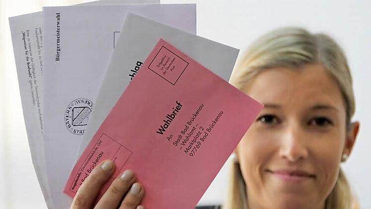 Immer mehr Wähler stimmen per Post ab: Die stellvertretende Wahlleiterin Christine Slowik zeigt die Unterlagen. Foto: Ulrike Müller
