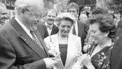 Autogramme für die Kissinger in der Fußgängerzone Foto: Archiv Saale-Zeitung/Edgar Bartl
