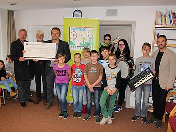 1100 Euro überreichten der Rektor des Förderzentrums Neustadt, Manfred Bergmann und Michael Balling als Koordinator und Initiator eines Schulbandfestivals an Neustadts Oberbürgermeister Frank Rebhan (er ist auch Vorstandsmitglied der Stiftung) als Schirmherr und an den Vorsitzenden der ,,Stiftung für krebskranke Kinder", Uwe Rendigs. Mit im Bild die Schulband ,,the cookiegrunge" und einige weitere Schülerinnen und Schüler, die beim Schulbandfestival mitwirkten. Foto: Rainer Glissnik