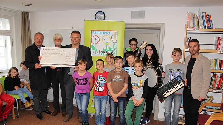 1100 Euro überreichten der Rektor des Förderzentrums Neustadt, Manfred Bergmann und Michael Balling als Koordinator und Initiator eines Schulbandfestivals an Neustadts Oberbürgermeister Frank Rebhan (er ist auch Vorstandsmitglied der Stiftung) als Schirmherr und an den Vorsitzenden der ,,Stiftung für krebskranke Kinder", Uwe Rendigs. Mit im Bild die Schulband ,,the cookiegrunge" und einige weitere Schülerinnen und Schüler, die beim Schulbandfestival mitwirkten. Foto: Rainer Glissnik