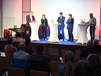 Moderator Marcus Appel mit den vier potenziellen  SPD-Landratskandidaten Carsten Joneitis, Jonas Merzbacher, Patricia Hanika und Andreas Schwarz (von rechts) beim SPD-Bürgerforum in Stegaurach. Foto: Ronald Rinklef