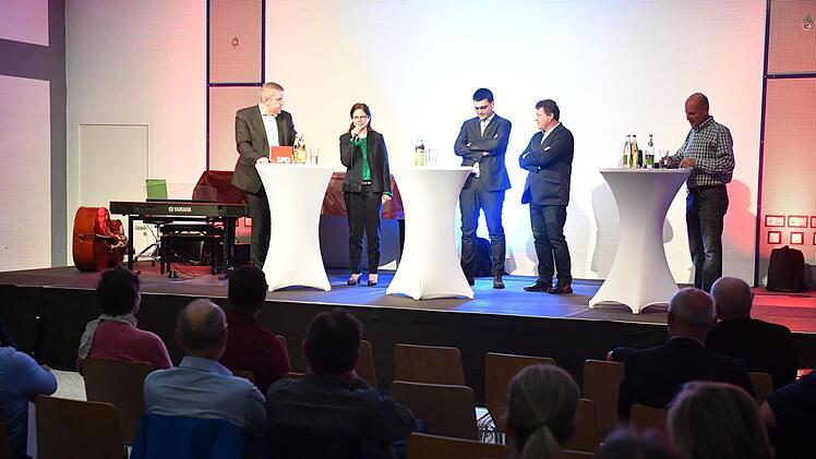 Moderator Marcus Appel mit den vier potenziellen  SPD-Landratskandidaten Carsten Joneitis, Jonas Merzbacher, Patricia Hanika und Andreas Schwarz (von rechts) beim SPD-Bürgerforum in Stegaurach. Foto: Ronald Rinklef