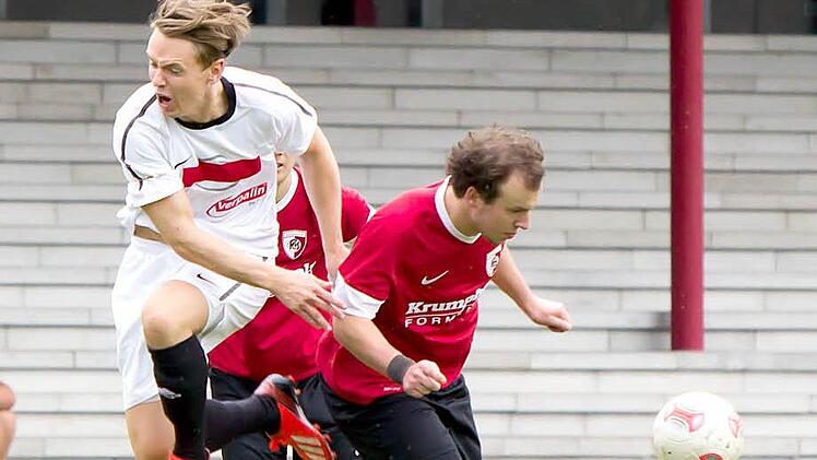 Sascha Reußenzehn (links) , ehemaliger Coburger Landesligaspieler, stürmt jetzt für den A-Klassisten FC Fortuna Neuses. Mitt 22 Treffern führt er nach der Vorrunde die Torschützenliste in dieser Klasse an. Foto: Archiv