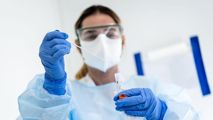 Bei sieben Personen aus dem Landkreis wurde ein Corona-Test durchgef&uuml;hrt. Foto: Jean-Christophe Bott/Keystone/dpa