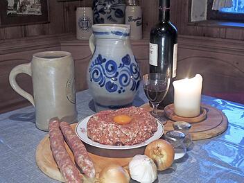 Mit Ei, Zwiebeln, Knoblauch und Rotwein: Schweinehack galt den Kellerbrüdern als Delikatesse.