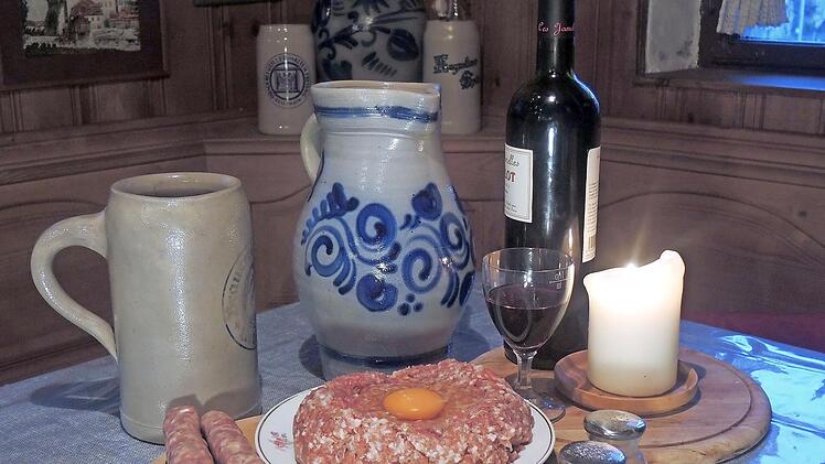 Mit Ei, Zwiebeln, Knoblauch und Rotwein: Schweinehack galt den Kellerbrüdern als Delikatesse.