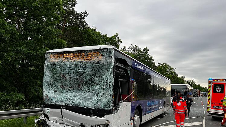 Unfall mit Bus und Kleintransporter: Mehrere Personen verletzt