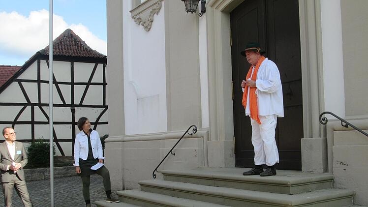 Gemeinderätin Eva-Maria Conrad (Mitte) und "Baumeister" Edgar Stockmann (rechts)  brachten den Besuchern die Geschichte der Pfarrkirche St. Mariä Himmelfahrt nahe.