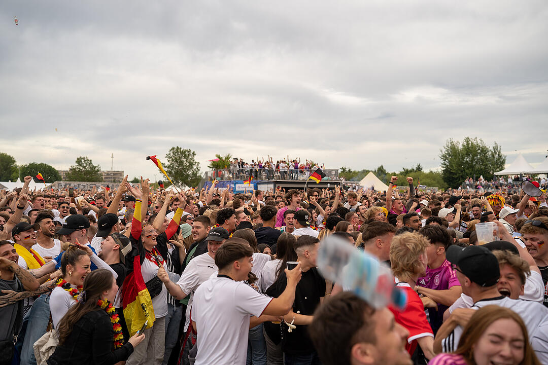 Fans schauen das EM-Viertelfinale zwischen Duetschland und Spanien in Nürnberg