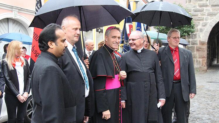 Erzbischof Georg Gänswein, Präfekt des Päpstlichen Haushaltes von papst Franziskus und Benedikt XVI., wurde bei seinem Besuch in Höchstadt herzlich empfangen. Foto: Christian Bauriedel