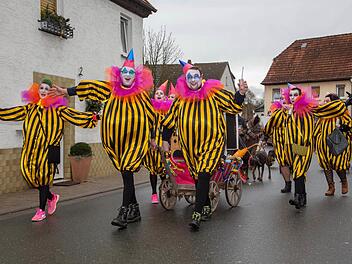 Frohgelaunt, die Gruppe Schug als bunte Pierrots Fotos: Klaus Gagel