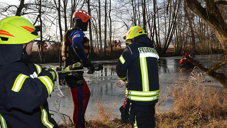 Ein Großaufgebot an Rettungskräften suchte an der Saale nach einem Mann, der ins Eis eingebrochen sein soll. Foto: Peter Rauch