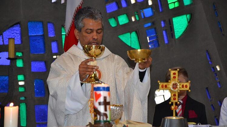 Eine Messe feiern zu dürfen, empfindet Pater Jimmy noch immer als ein Privileg.  Foto: Petra Malbrich