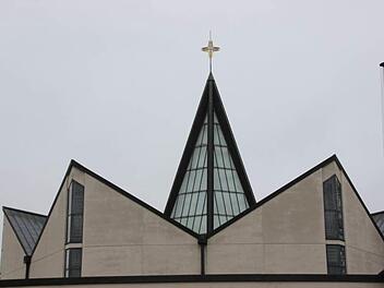 Die Kirche in Oerlenbach hat ein außergewöhnliches Dach und wird deshalb von den Bewohnern auch "Zitronenpresse" genannt. Foto: Heike Beudert