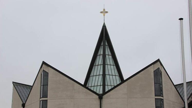 Die Kirche in Oerlenbach hat ein außergewöhnliches Dach und wird deshalb von den Bewohnern auch "Zitronenpresse" genannt. Foto: Heike Beudert