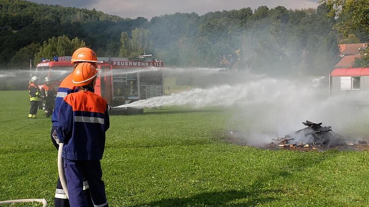 Die Bad Bockleter Feuerwehr  hat dank seiner guten Jugendarbeit, hiert beim Berufsjugendfeuerwehrtag, sehr gut eKräftereserven für die Truppe.  Archiv/Björn Hein