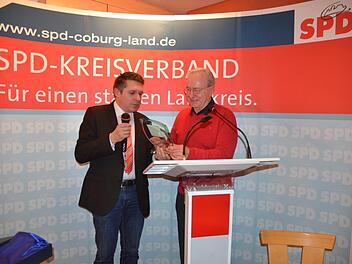 Kreisvorsitzender Carsten Höllein (links) überreicht Heinz Köhler als Anerkennung für seine Verdienste um die SPD in  der Region und für den Landkreis Coburg in seiner Eigenschaft als früherer Europa-, Landtags- und Bundestagsabgeordneter.Rainer Lutz