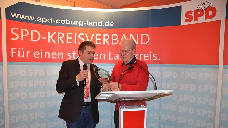 Kreisvorsitzender Carsten Höllein (links) überreicht Heinz Köhler als Anerkennung für seine Verdienste um die SPD in  der Region und für den Landkreis Coburg in seiner Eigenschaft als früherer Europa-, Landtags- und Bundestagsabgeordneter.Rainer Lutz