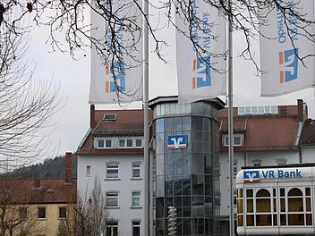 Neue Bank - neues  Erscheinungsbild: die Hauptstelle der VR-Bank Oberfranken Mitte in Kulmbach. Foto: Stephan Tiroch