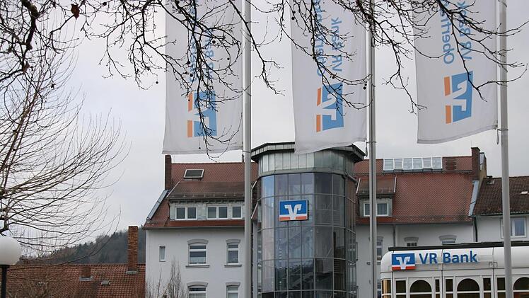 Neue Bank - neues  Erscheinungsbild: die Hauptstelle der VR-Bank Oberfranken Mitte in Kulmbach. Foto: Stephan Tiroch