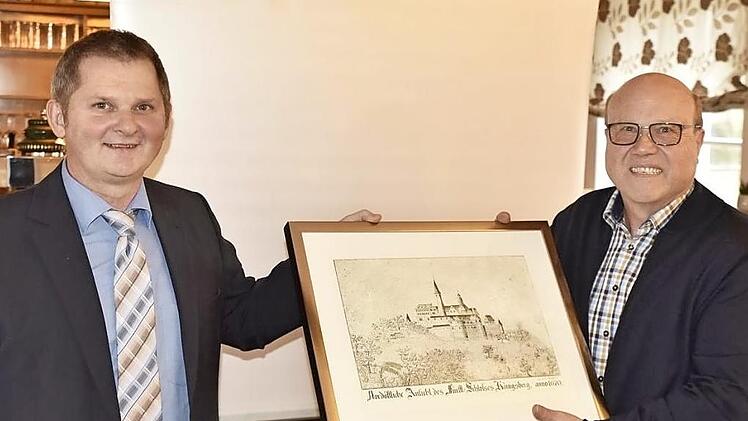 Werner Heyn (rechts) wurde von der Schlossberggemeinde für 170 Stunden mit dem großen Burgbild ausgezeichnet. Burgvogt Eddi Klug, der bei der Neuwahl im Amt bestätigt wurde, übergab die Auszeichnung.