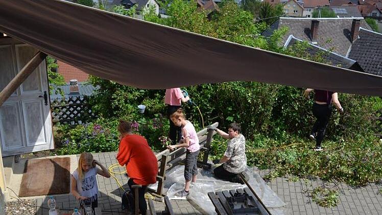 Die "Minis" Steinberg bauten einen Grillplatz und verschönerten den Garten des Steinberger Jugendheimes.Heike Schülein