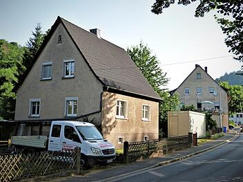 Der Markt Wirsberg hat die Grundstücke Hauptstraße 18 und 14 mit den dazugehörigen Immobilien gekauft. In das ehemalige "Pabstenhäusla" (links) wird der Kinderhort vorübergehend ausgelagert. Foto: Werner Reißaus
