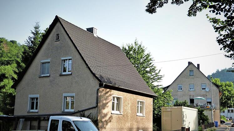Der Markt Wirsberg hat die Grundstücke Hauptstraße 18 und 14 mit den dazugehörigen Immobilien gekauft. In das ehemalige "Pabstenhäusla" (links) wird der Kinderhort vorübergehend ausgelagert. Foto: Werner Reißaus