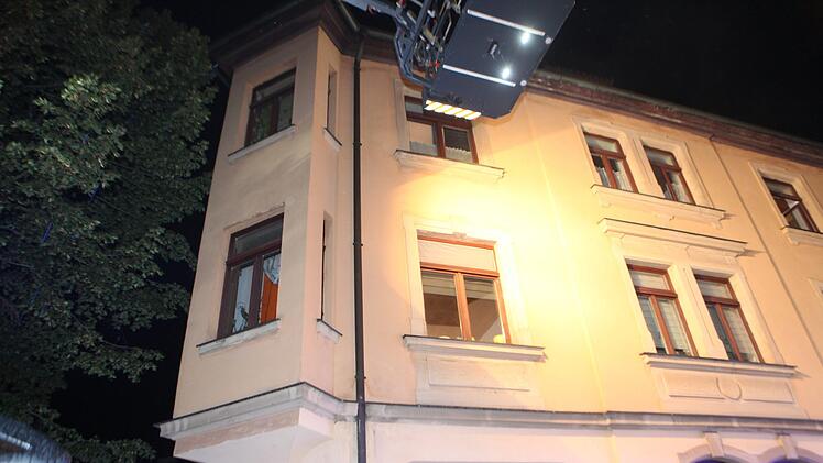 Gegen 21 Uhr brach am Samstag in der Ansbacher Innenstadt ein Wohnhausbrand aus. Foto: Haag/News5