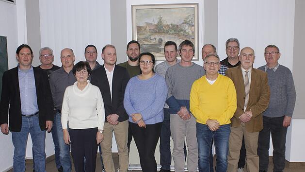 Die Kandidaten des B&uuml;rgerblocks Poppenlauer (von links): Achim Bieber, Harald Laufer, Walter Roth, Gisela Bieber, Manuel Schmitt, Dennis Heuchler, Sven Ge&szlig;ner, Anna Schlechter, Volker Hofmann, Marcel Lauerbach, Winfried Streit, Hermann M&uuml;ller, Herbert Ge&szlig;ner, Georg Kirchner und Gregor Pfennig. Foto: Winfried Streit/Selbstausl&ouml;ser