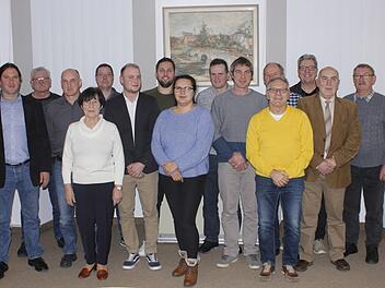 Die Kandidaten des Bürgerblocks Poppenlauer (von links): Achim Bieber, Harald Laufer, Walter Roth, Gisela Bieber, Manuel Schmitt, Dennis Heuchler, Sven Geßner, Anna Schlechter, Volker Hofmann, Marcel Lauerbach, Winfried Streit, Hermann Müller, Herbert Geßner, Georg Kirchner und Gregor Pfennig. Foto: Winfried Streit/Selbstauslöser