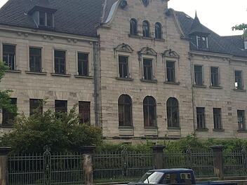 Das Kulmbacher Amtsgericht: Hinter den drei großen Fenstern im Mittelrisalit befindet sich der Sitzungssaal. Das mittlere Fenster dient zur Coronalüftung.