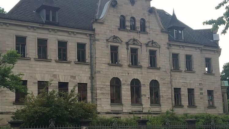 Das Kulmbacher Amtsgericht: Hinter den drei großen Fenstern im Mittelrisalit befindet sich der Sitzungssaal. Das mittlere Fenster dient zur Coronalüftung.