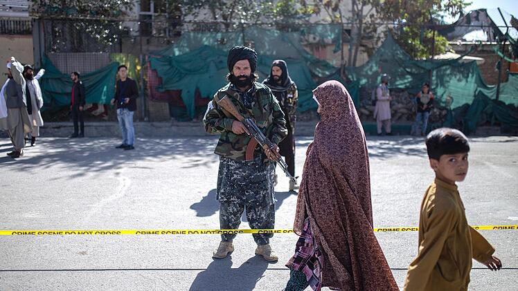 Die Taliban kontrollieren wieder Teile Afghanistans. Auch hier sorgen sich Angehörige wie Derya Rahimi um ihre Verwandten.