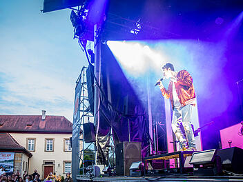 Clueso tritt im Schloss Eyrichshof auf - und spielt den neuen Olympia-Song Clueso tritt im Schloss Eyrichshof auf - und spielt den neuen Olympia-Song